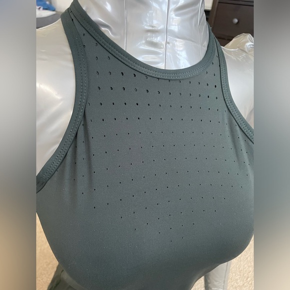 Nike Women's Racerback Tank with Built in Bra - Small - Picture 6 of 11